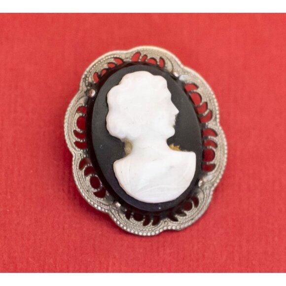 Vintage Classic Lady Silhouette Cameo Oval Brooch - F36 - Picture 1 of 2